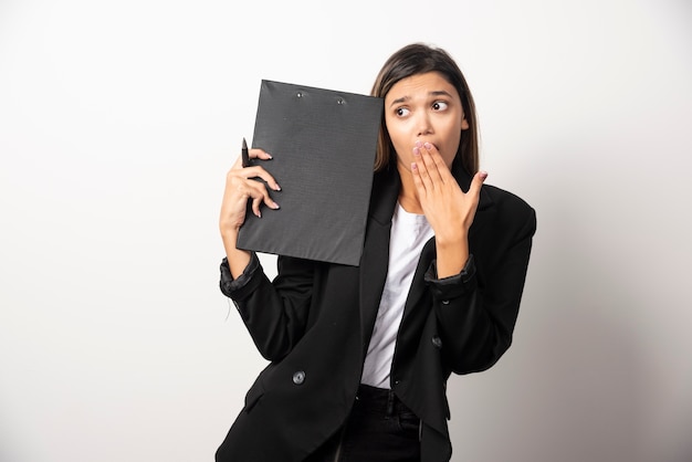 Mulher de negócios jovem mostrando a área de transferência.