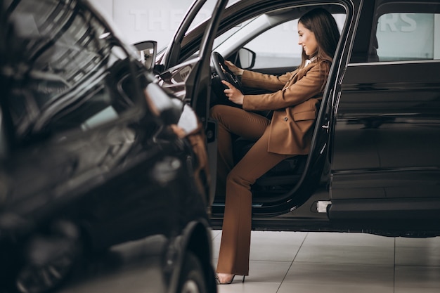 Mulher de negócios jovem sentada no carro