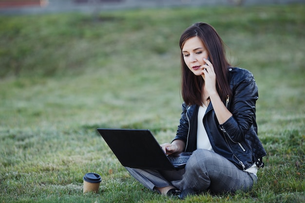 Mulher de negócios, trabalhando no laptop em um café | Foto Grátis