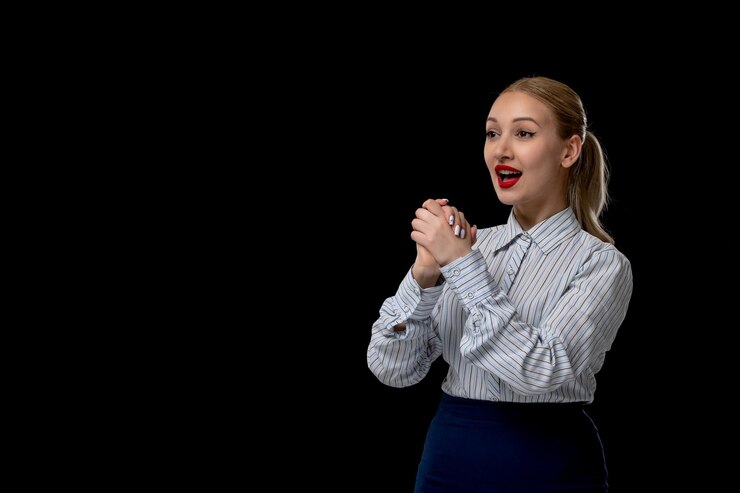 Foto grátis mulher de negócios linda garota excitada de mãos dadas com batom vermelho em roupa de escritório