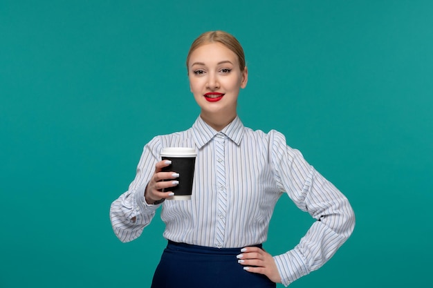 Mulher de negócios linda jovem loira com roupa de escritório e óculos segurando uma xícara de café