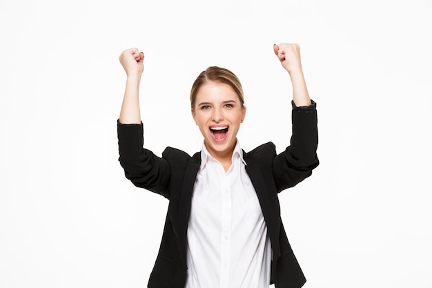 Foto grátis mulher de negócios loira gritando feliz sobre parede branca