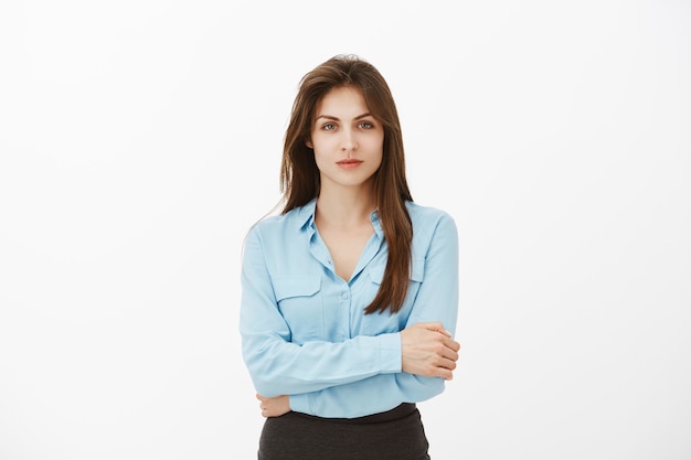 Mulher de negócios morena confiante posando no estúdio