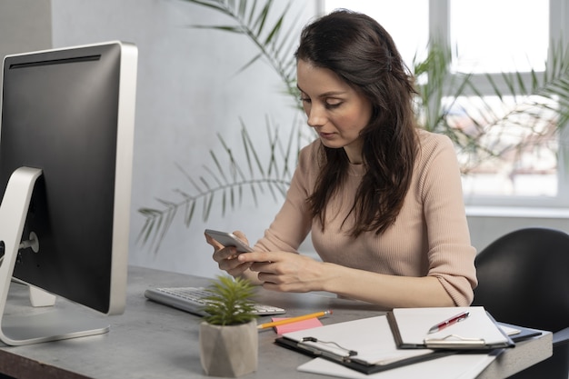 Mulher de negócios no trabalho