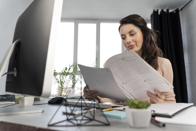 Mulher de negócios no trabalho