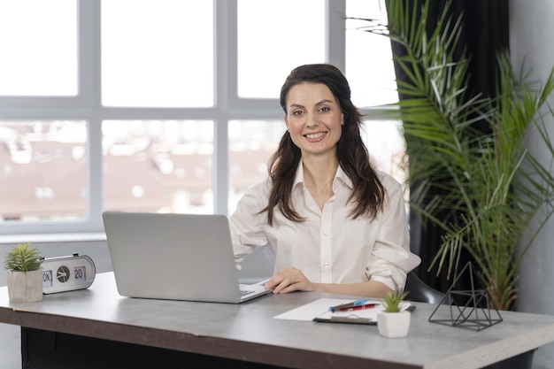 Mulher de negócios no trabalho