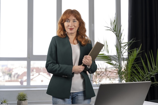 Foto grátis mulher de negócios no trabalho