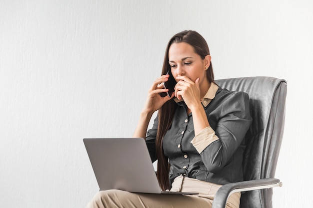 Foto grátis mulher de negócios olhando estressado