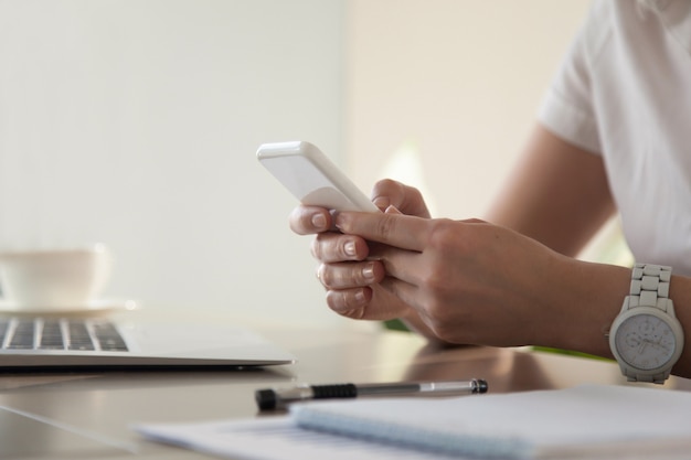 Mulher de negócios olhando importante contato no telefone