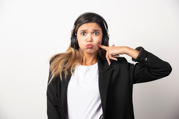 Mulher de negócios ouvindo música em fones de ouvido.