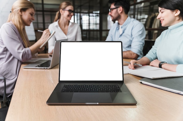 Mulher de negócios profissional de óculos durante reunião com laptop