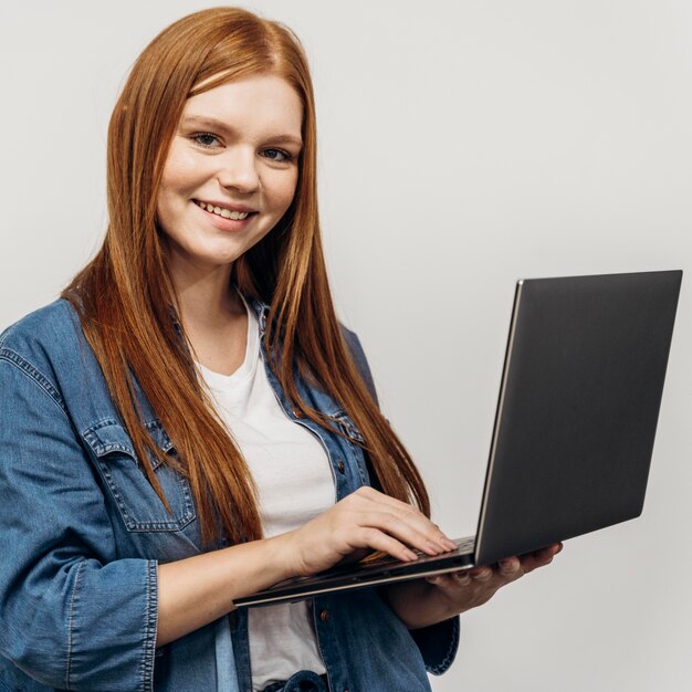 Mulher de negócios ruiva trabalhando em um laptop