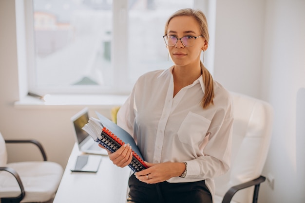 Mulher de negócios segurando arquivos no escritório