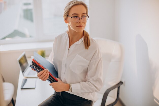 Mulher de negócios segurando arquivos no escritório