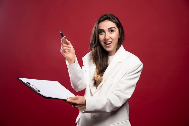 Mulher de negócios segurando um caderno aberto