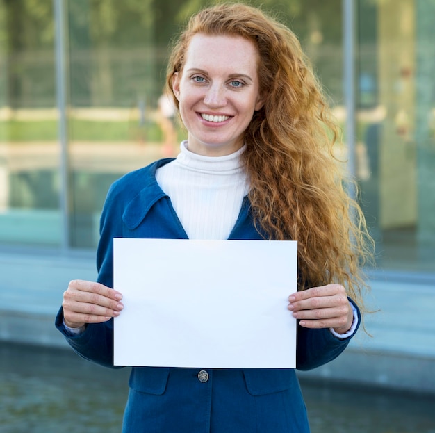 Foto grátis mulher de negócios segurando um papel de cópia