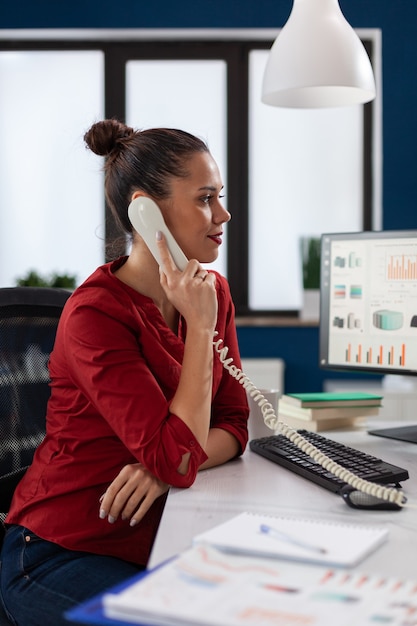 Mulher de negócios sentada à mesa no escritório corporativo