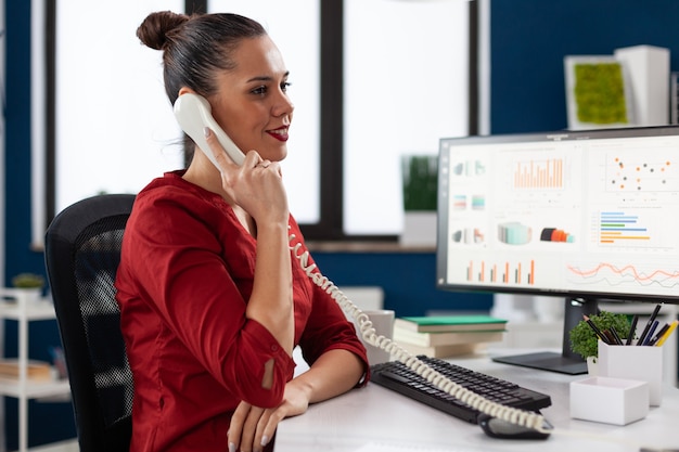 Foto grátis mulher de negócios sentada à mesa no escritório corporativo