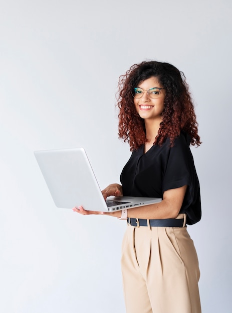 Mulher de negócios sorridente de tiro médio com laptop