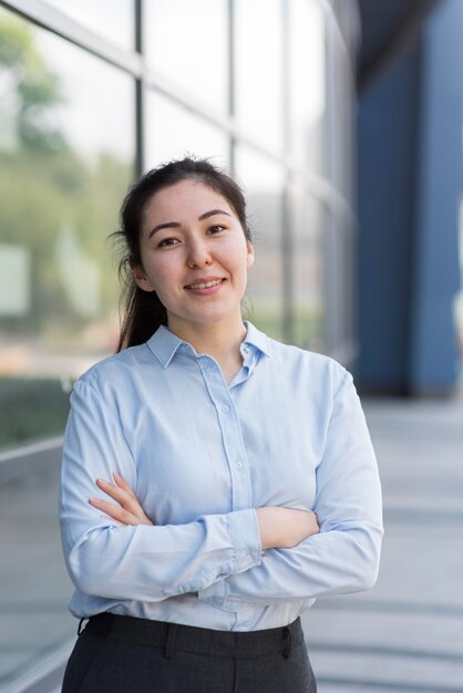 Mulher de negócios sorridente de tiro médio