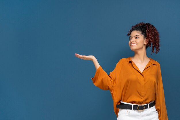 Mulher de negócios sorridente de tiro médio