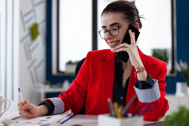 Mulher de negócios sorridente em uma conversa corporativa