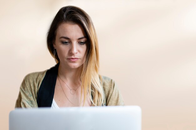 Mulher de negócios trabalhando em um laptop com espaço de design