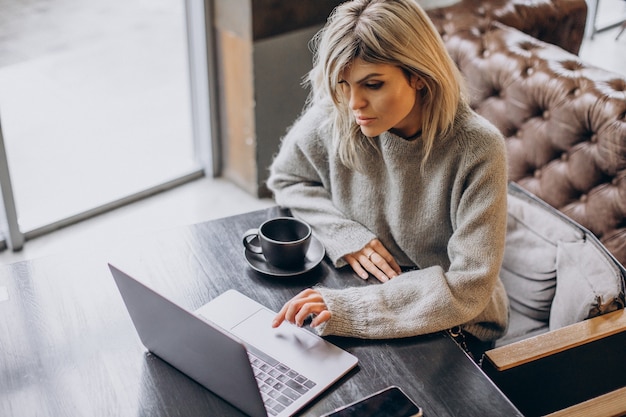 Mulher de negócios trabalhando no computador em um café