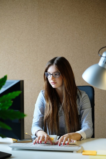 Mulher de negócios trabalhando no escritório