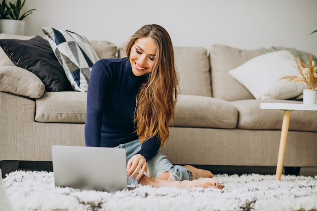 Foto grátis mulher de negócios, trabalhando no laptop em casa