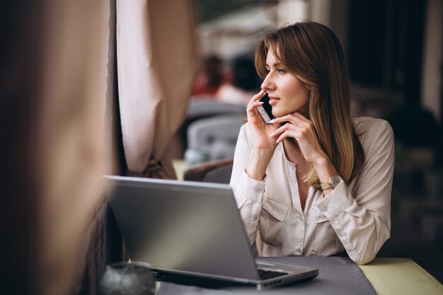 Mulher de negócios, trabalhando no laptop em um café