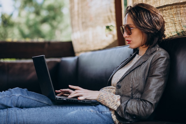 Foto grátis mulher de negócios, trabalhando no laptop fora de casa