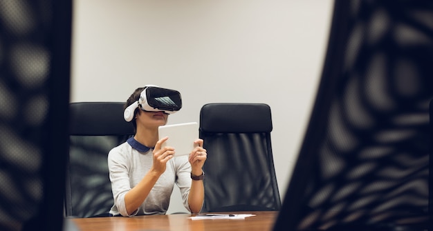 Foto grátis mulher de negócios usando fone de ouvido de realidade virtual