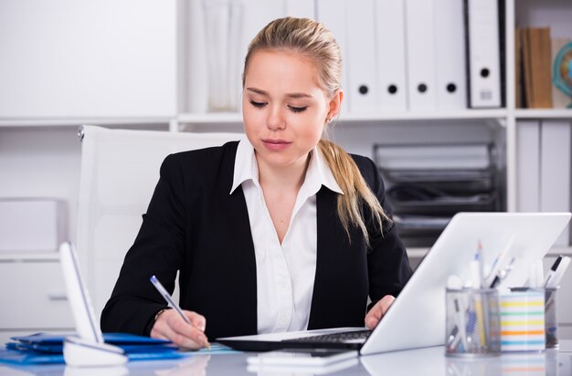 Mulher de negócios usando laptop