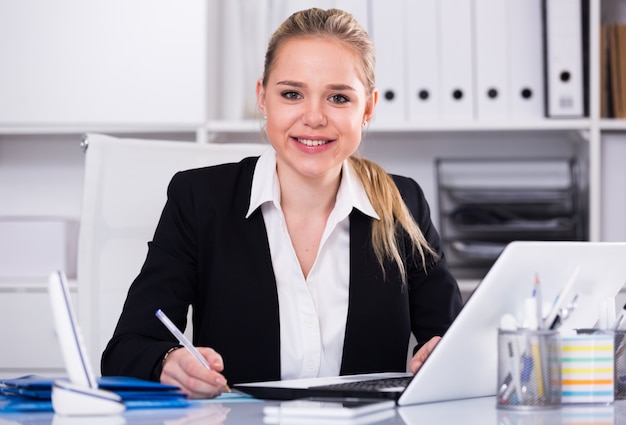 Mulher de negócios usando laptop