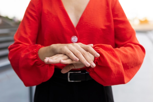 Mulher de negócios usando linguagem de sinais ao ar livre no trabalho