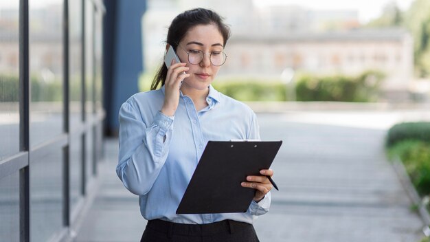 Mulher de negócios usando óculos