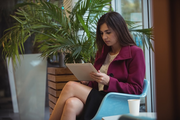 Mulher de negócios usando tablet digital no café