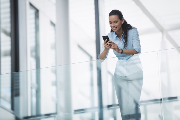 Mulher de negócios usando telefone celular