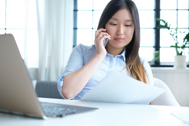 Mulher de negócios usando um smartphone