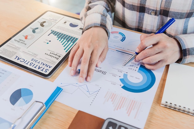 Mulher de negócios usando um tablet para analisar o conceito de sucesso de estatísticas de estratégia de finanças de empresa e planejamento para o futuro na sala de escritório.