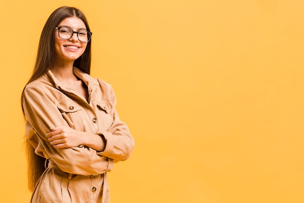 Mulher de óculos com espaço de cópia