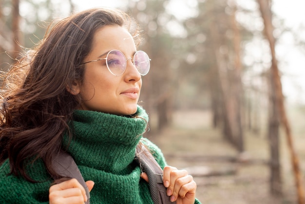 Foto grátis mulher de óculos viajando