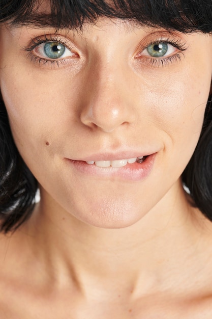 Foto grátis mulher de olhos azuis mordendo o lábio