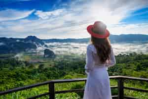 Foto grátis mulher de pé em phu lang ka, phayao, na tailândia.