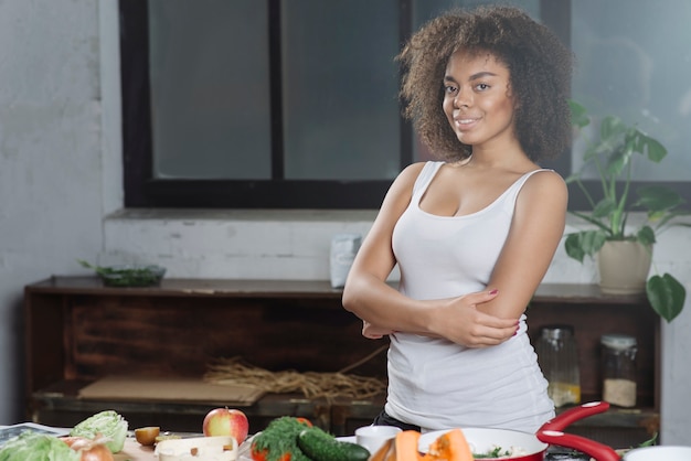 Mulher de pé na cozinha