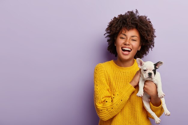 Mulher de pele morena positiva inspirada que gosta de companhia de animais de estimação