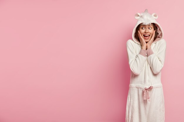Mulher de pijama com orelhas de coelho