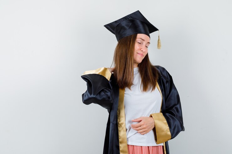 Foto grátis mulher de pós-graduação em roupas casuais, uniforme, segurando a mão no pescoço e parecendo relaxado, vista frontal.