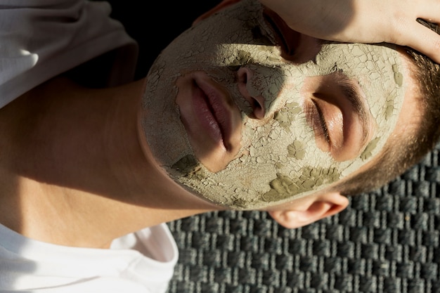 Mulher de retrato com tratamento de lama facial